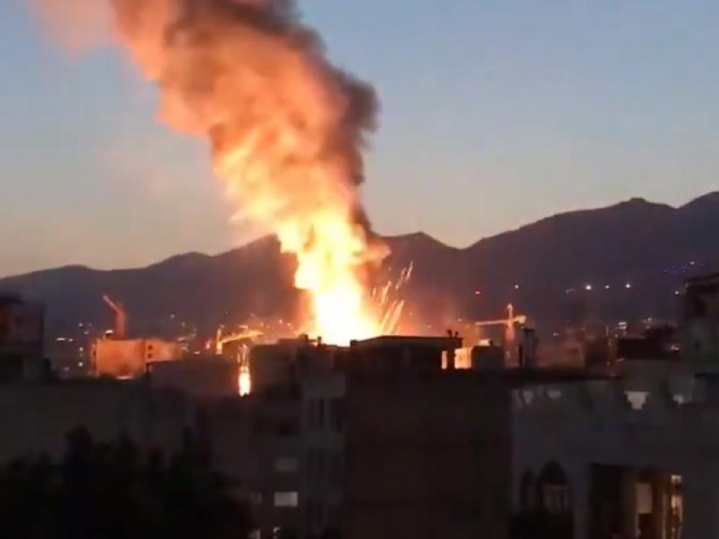 آتش سوزی و انفجار در یک مرکز درمانی در شمال تهران