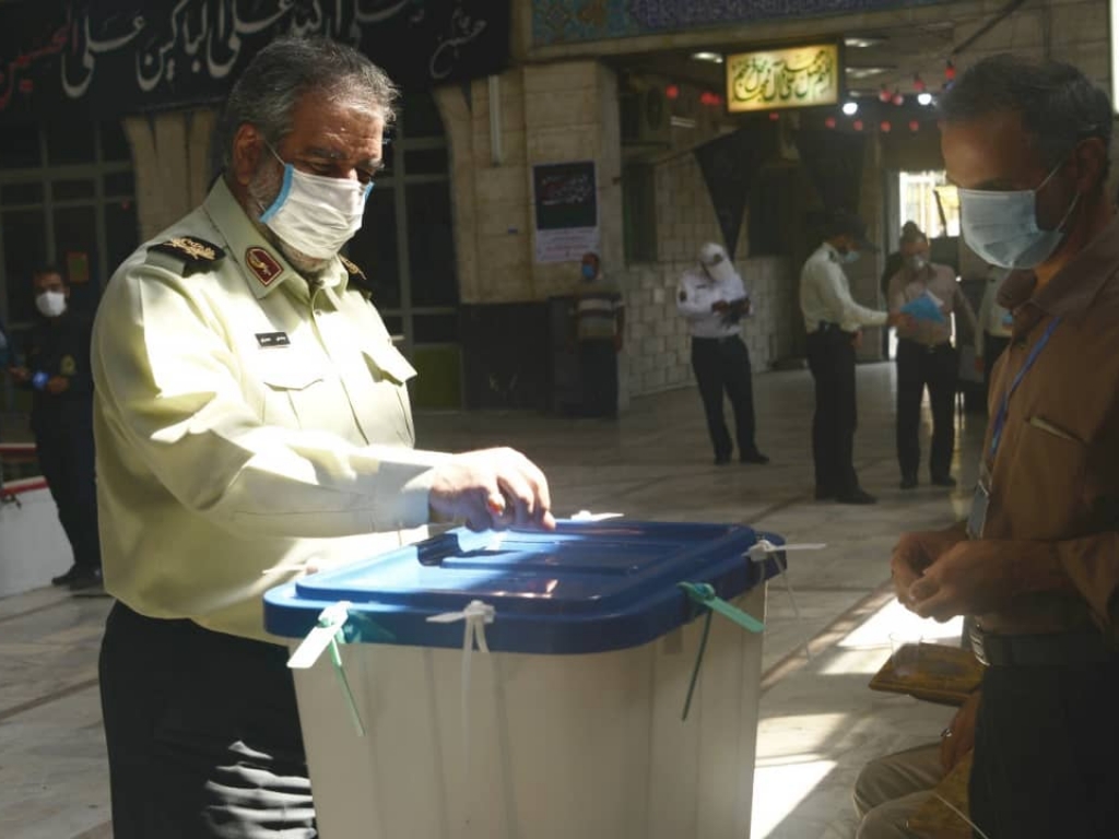 فرمانده انتظامی استان البرز رای خود را به صندوق انداخت