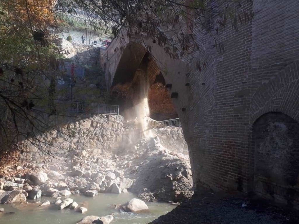بخشی از سقف پل تاریخی خاتون کرج ریزش کرد